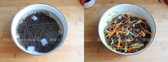 凉拌<a href=/shicai/mimian/JueGenFen/index.html target=_blank><u>蕨根粉</u></a>Mm.jpg