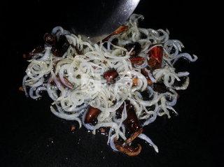 <a href=/shicai/shucai/JieCai/index.html target=_blank><u>芥菜</u></a>炒<a href=/shicai/shuichanpin/YinYu/index.html target=_blank><u>银鱼</u></a>