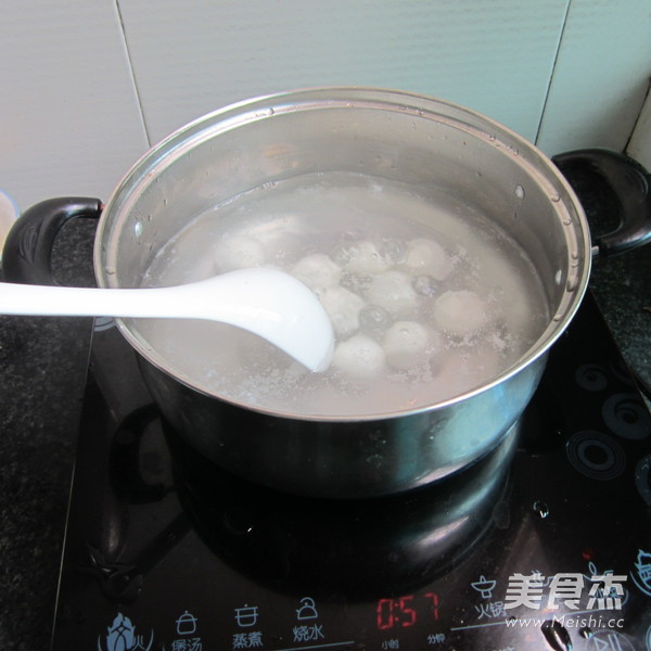 红糖<a href=/shicai/guopin/LiZhi/index.html target=_blank><u>荔枝</u></a>汤丸的做法