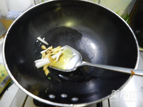 <a href=/shicai/shucai/XiLanHua/index.html target=_blank><u>西兰花</u></a>炒<a href=/shicai/shuichanpin/YouYu/index.html target=_blank><u>鱿鱼</u></a>花的做法