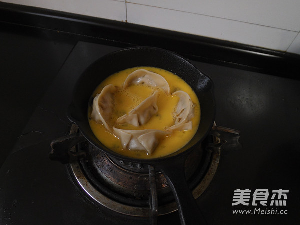 #圣诞节#<a href=/shicai/rouqin/JiDan/index.html target=_blank><u>鸡蛋</u></a>锅贴的做法