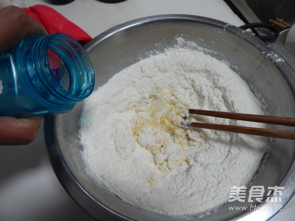 香酥<a href=/shicai/mimian/YouTiao/index.html target=_blank><u>油条</u></a>的做法