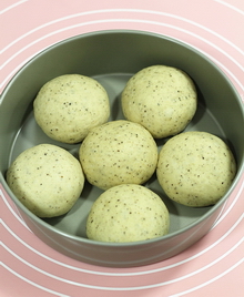 <a href=/shicai/diaoweipin/HeiHuJiao/index.html target=_blank><u>黑胡椒</u></a>肉馅<a href=/shicai/mimian/MianBao/index.html target=_blank><u>面包</u></a>步骤9
