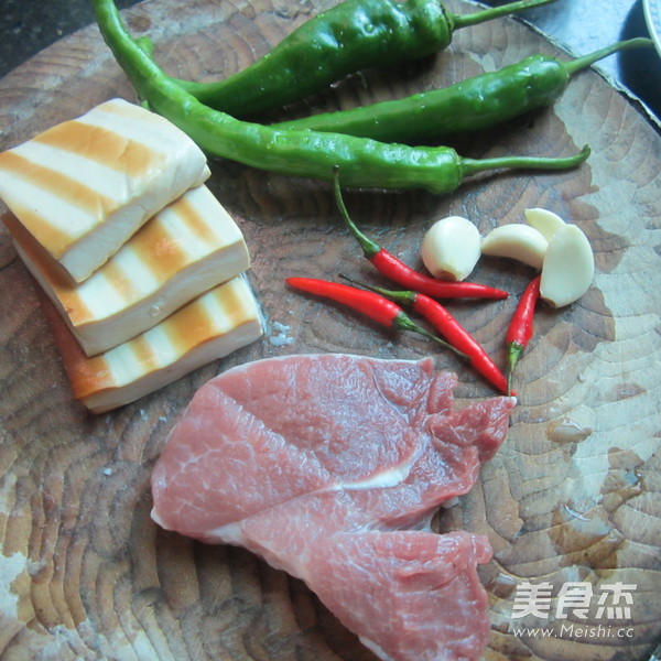 <a href=/shicai/rouqin/ZhuRou/index.html target=_blank><u>猪肉</u></a>烧<a href=/shicai/mimian/DouFu/index.html target=_blank><u>豆腐</u></a>的做法