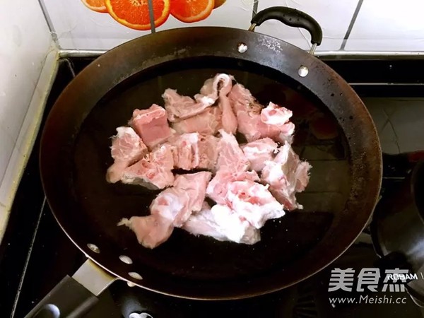 <a href=/shicai/mimian/HongDou/index.html target=_blank><u>红豆</u></a><a href=/shicai/mimian/YiMi/index.html target=_blank><u>薏米</u></a><a href=/shicai/rouqin/JiGu/index.html target=_blank><u>脊骨</u></a>汤的做法