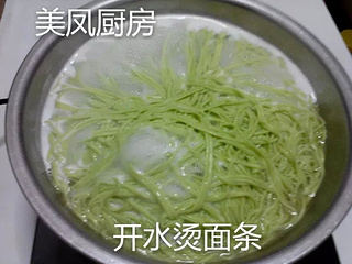 酱香<a href=/shicai/shucai/BoCai/index.html target=_blank><u>菠菜</u></a><a href=/shicai/mimian/MianTiao/index.html target=_blank><u>面条</u></a>