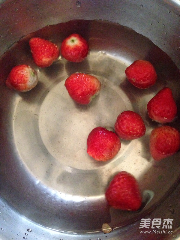 金果<a href=/shicai/guopin/CaoMei/index.html target=_blank><u>草莓</u></a>汁的做法