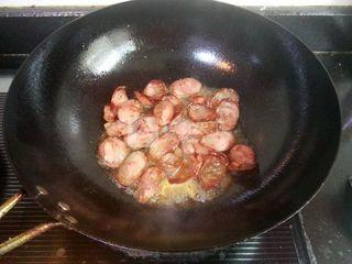 麻辣<a href=/shicai/rouqin/XiangChang/index.html target=_blank><u>香肠</u></a>炒<a href=/shicai/shucai/JiuCai/index.html target=_blank><u>韭菜</u></a>