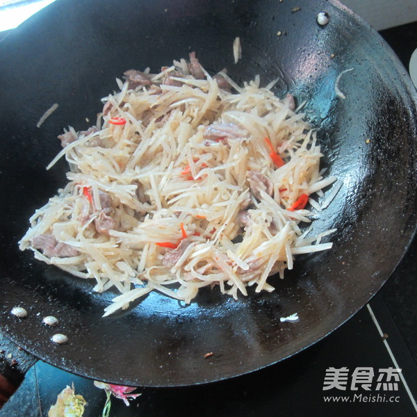 白<a href=/shicai/shucai/LuoBo/index.html target=_blank><u>萝卜</u></a>丝炒肉的做法
