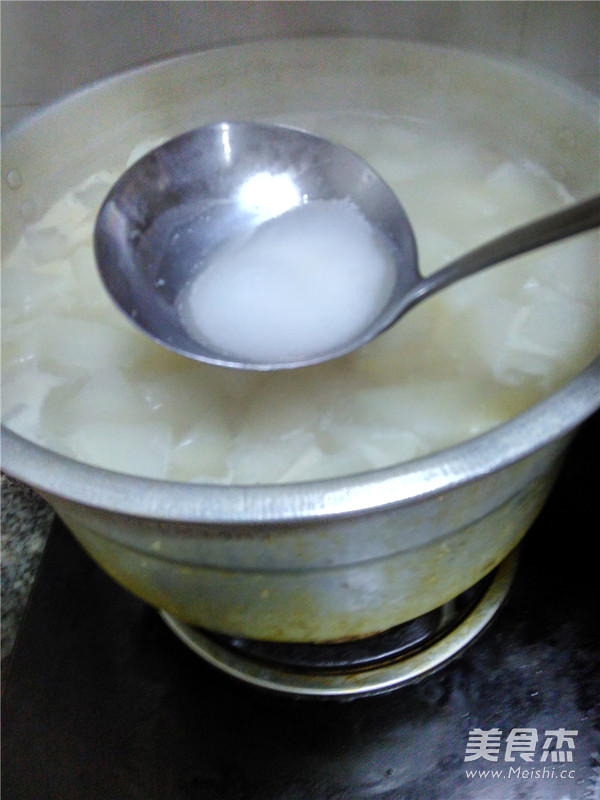 白<a href=/shicai/shucai/LuoBo/index.html target=_blank><u>萝卜</u></a><a href=/shicai/rouqin/PaiGu/index.html target=_blank><u>排骨</u></a>汤的做法