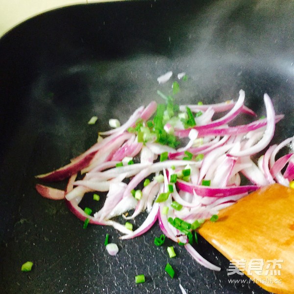 <a href=/shicai/shucai/YangCong/index.html target=_blank><u>洋葱</u></a>炒面的做法