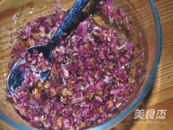 <a href=/shicai/shucai/MeiGuiHua/index.html target=_blank><u>玫瑰花</u></a><a href=/shicai/mimian/HuangYou/index.html target=_blank><u>黄油</u></a>饼干的做法