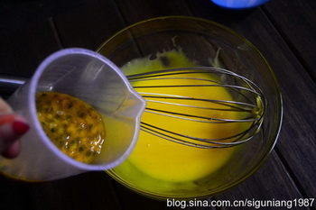 <a href=/shicai/guopin/BaiXiangGuo/index.html target=_blank><u>百香果</u></a><a href=zt/qifengdg target=_blank><u>戚风蛋糕</u></a>步骤6