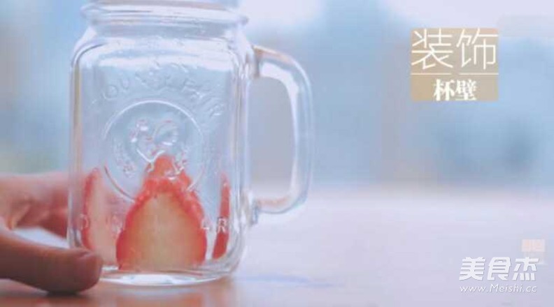 <a href=/shicai/guopin/CaoMei/index.html target=_blank><u>草莓</u></a>奶昔的做法