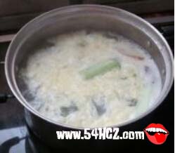 <a href=/shicai/rouqin/JiDan/index.html target=_blank><u>鸡蛋</u></a>汤的做法6