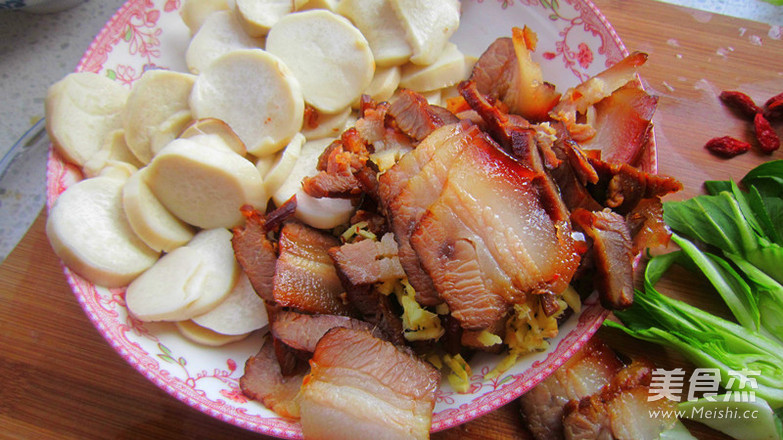 <a href=/shicai/shucai/XingBaoGu/index.html target=_blank><u><a href=/shicai/guopin/Xing/index.html target=_blank><u>杏</u></a>鲍菇</u></a>炒<a href=/shicai/rouqin/LaRou/index.html target=_blank><u>腊肉</u></a>的做法