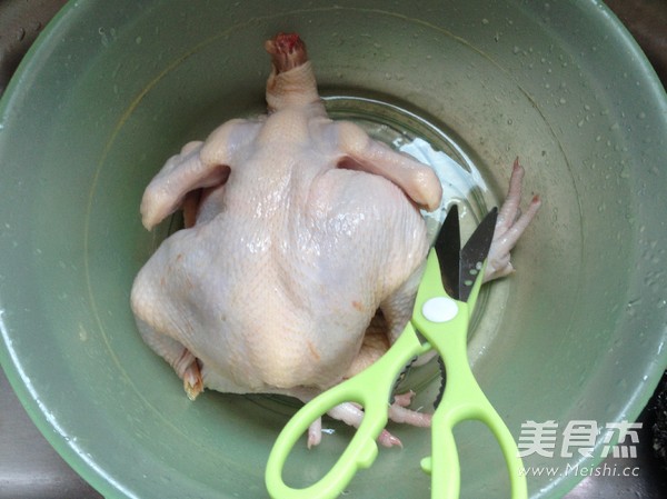 手撕<a href=/shicai/rouqin/SanHuangJi/index.html target=_blank><u>三黄鸡</u></a>(电饭锅版)的做法