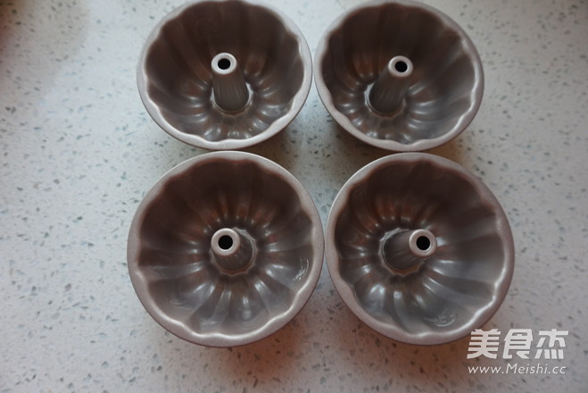 <a href=/shicai/mimian/QiaoKeLi/index.html target=_blank><u>巧克力</u></a>咕咕霍夫蛋糕的做法