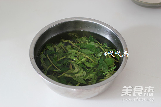 <a href=/shicai/shucai/XiangChun/index.html target=_blank><u>香椿</u></a>芽拌<a href=/shicai/mimian/XiangGan/index.html target=_blank><u>香干</u></a>的做法