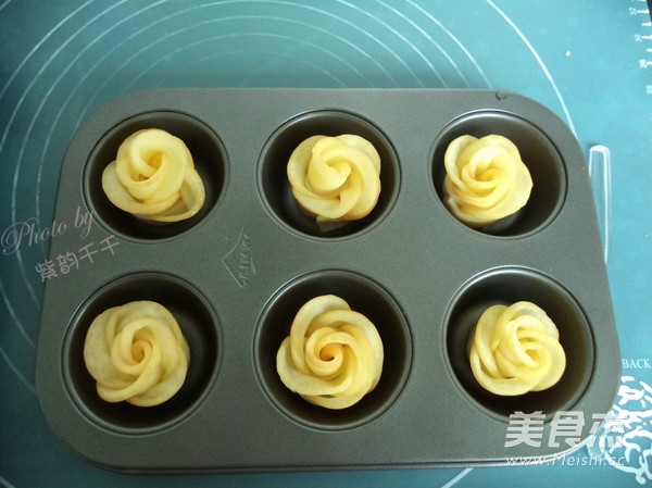 <a href=/shicai/guopin/PingGuo/index.html target=_blank><u>苹果</u></a><a href=/shicai/shucai/MeiGuiHua/index.html target=_blank><u>玫瑰花</u></a>的做法