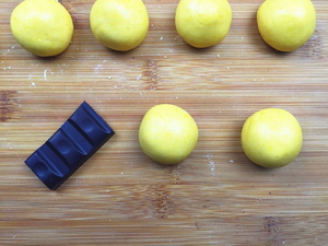 <a href=/shicai/mimian/QiaoKeLi/index.html target=_blank><u>巧克力</u></a>爆浆<a href=/shicai/shucai/NanGua/index.html target=_blank><u>南瓜</u></a>饼步骤11