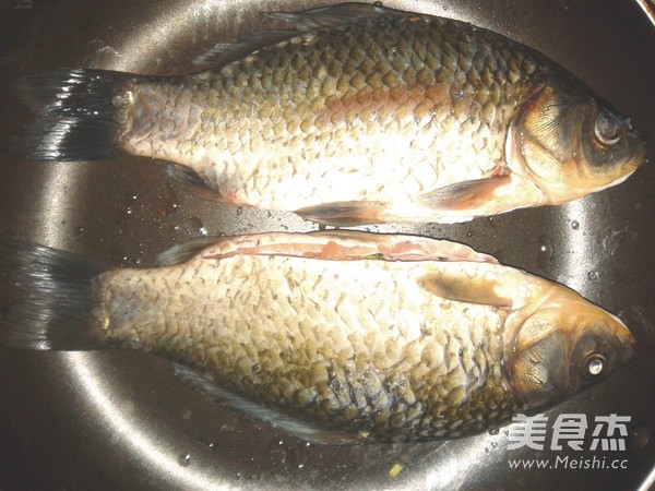 河<a href=/shicai/shuichanpin/JiYu/index.html target=_blank><u>鲫鱼</u></a>塞肉的做法