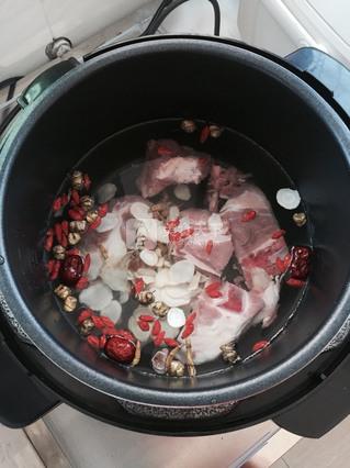 石斛<a href=/shicai/rouqin/JiGu/index.html target=_blank><u>脊骨</u></a>汤