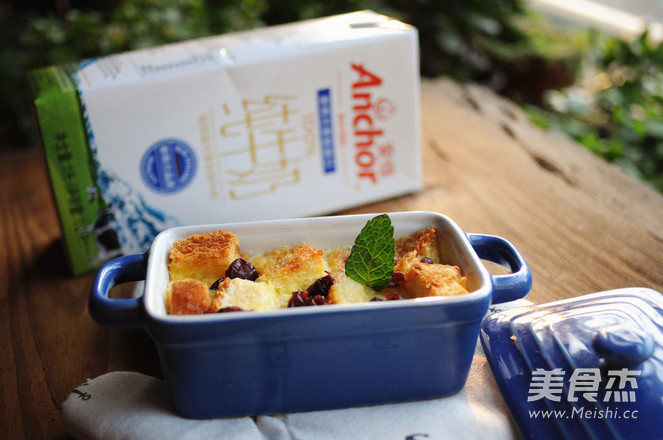 缤纷果干<a href=/shicai/mimian/MianBao/index.html target=_blank><u>面包</u></a>布丁的做法