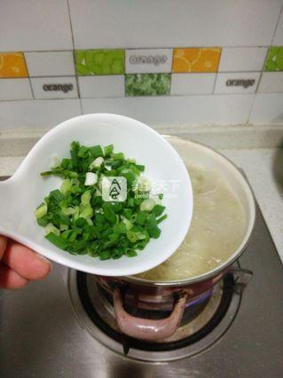 肉丸包菜汤<a href=/shicai/mimian/NianGao/index.html target=_blank><u>年糕</u></a>