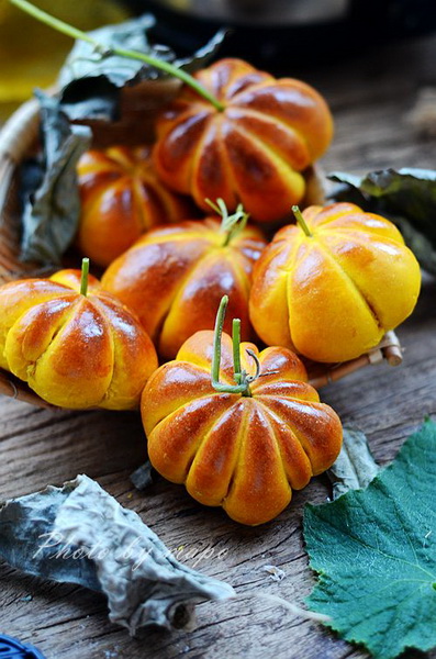 <a href=/shicai/shucai/NanGua/index.html target=_blank><u>南瓜</u></a>小<a href=/shicai/mimian/MianBao/index.html target=_blank><u>面包</u></a>怎么做