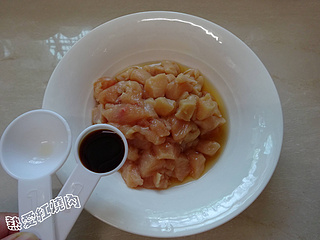 彩椒<a href=/shicai/guopin/YaoGuo/index.html target=_blank><u>腰果</u></a>鸡丁