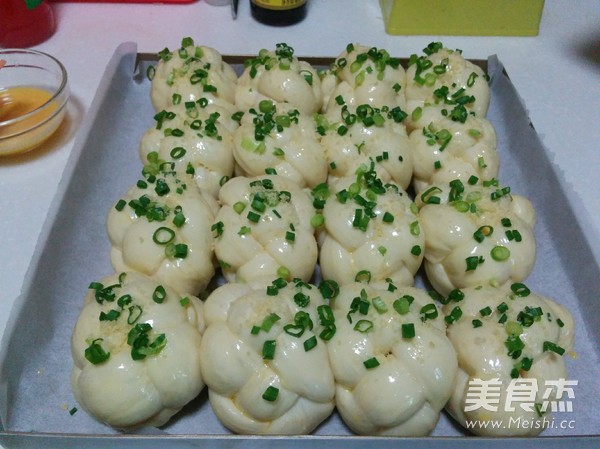 香葱<a href=/shicai/mimian/ZhiShi/index.html target=_blank><u>芝士</u></a>绣球包的做法