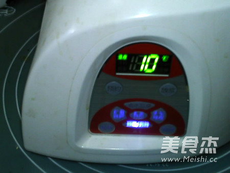 抗感染营养<a href=/shicai/mimian/HeiMi/index.html target=_blank><u>黑米</u></a>糊的做法