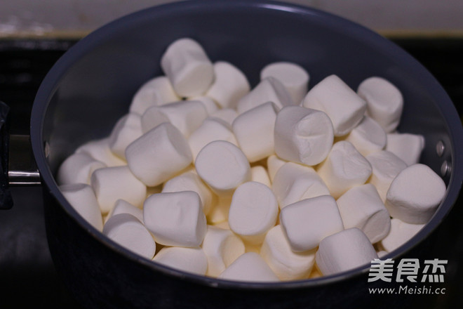 <a href=/shicai/guopin/HuaSheng/index.html target=_blank><u>花生</u></a>牛轧糖的做法