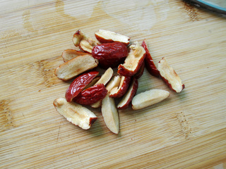 红<a href=/shicai/guopin/Zao/index.html target=_blank><u>枣</u></a><a href=/shicai/guopin/GuiYuan/index.html target=_blank><u>桂圆</u></a><a href=/shicai/mimian/XiaoMi/index.html target=_blank><u>小米</u></a>粥