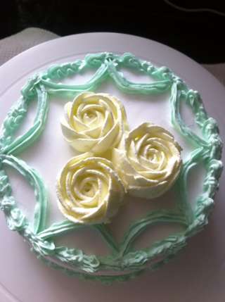 <a href=/shicai/guopin/CaoMei/index.html target=_blank><u>草莓</u></a>夹心<a href=/shicai/mimian/NaiYou/index.html target=_blank><u>奶油</u></a>蛋糕