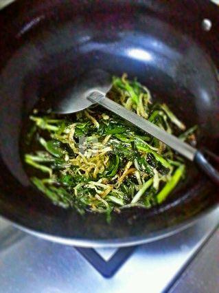 <a href=/shicai/diaoweipin/CongYou/index.html target=_blank><u>葱油</u></a>干煸鸡丝拌面