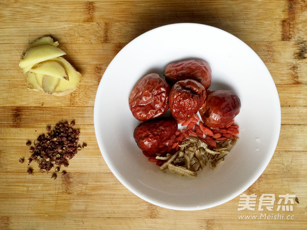 #苏泊尔#<a href=/shicai/yaoshi/DangGui/index.html target=_blank><u>当归</u></a>红<a href=/shicai/guopin/Zao/index.html target=_blank><u>枣</u></a><a href=/shicai/rouqin/ZhuDu/index.html target=_blank><u>猪肚</u></a>汤的做法