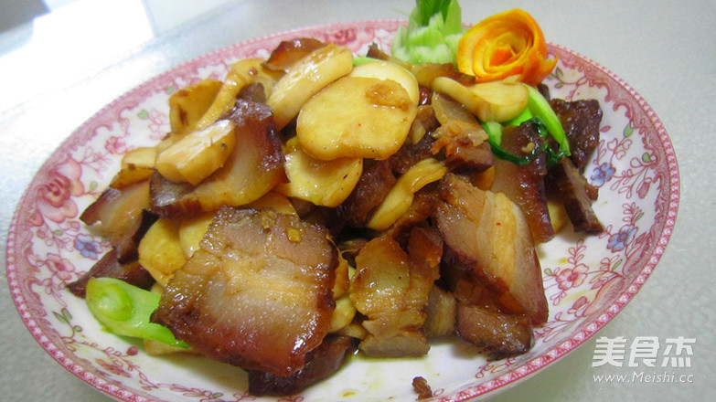 <a href=/shicai/shucai/XingBaoGu/index.html target=_blank><u><a href=/shicai/guopin/Xing/index.html target=_blank><u>杏</u></a>鲍菇</u></a>炒<a href=/shicai/rouqin/LaRou/index.html target=_blank><u>腊肉</u></a>的做法