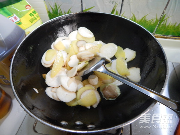 香辣<a href=/shicai/shucai/XingBaoGu/index.html target=_blank><u><a href=/shicai/guopin/Xing/index.html target=_blank><u>杏</u></a>鲍菇</u></a>炒<a href=/shicai/shucai/TuDou/index.html target=_blank><u>土豆</u></a>片的做法