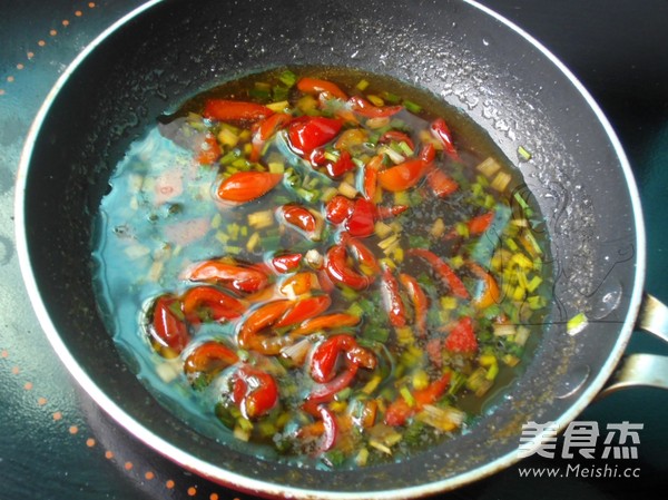 凉拌<a href=/shicai/mimian/FuZhu/index.html target=_blank><u>腐竹</u></a>的做法