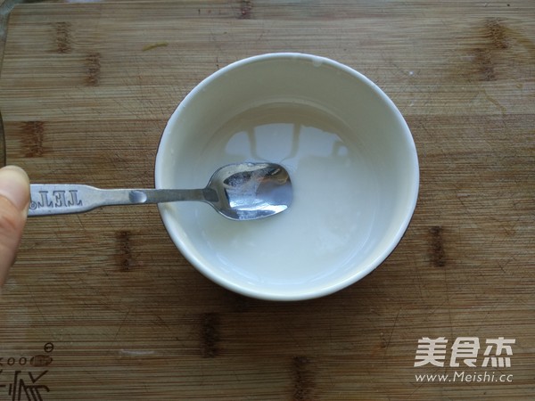 <a href=/shicai/shucai/XiQin/index.html target=_blank><u>西芹</u></a><a href=/shicai/shucai/BaiHe/index.html target=_blank><u>百合</u></a>的做法