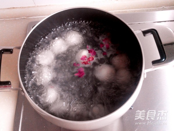 玫瑰豆沙汤圆的做法