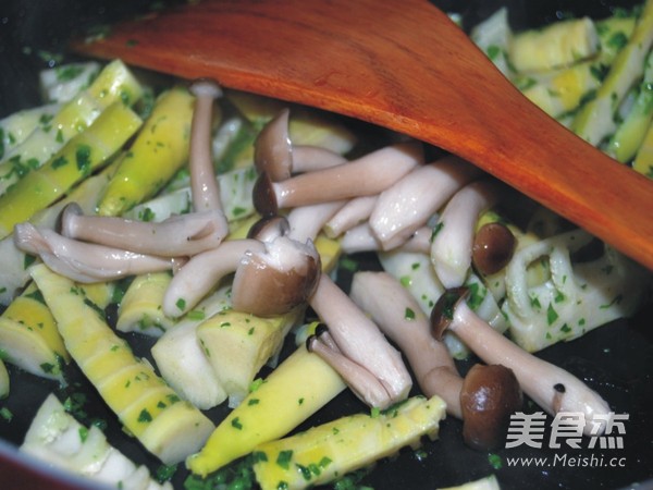 <a href=/shicai/shucai/JiCai/index.html target=_blank><u>荠菜</u></a>炒<a href=/shicai/shucai/ChunSun/index.html target=_blank><u>春笋</u></a><a href=/shicai/shucai/XieWeiGu/index.html target=_blank><u>蟹味菇</u></a>的做法