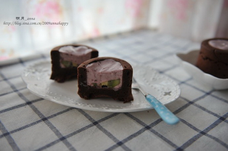 <a href=/shicai/mimian/QiaoKeLi/index.html target=_blank><u>巧克力</u></a>蛋糕