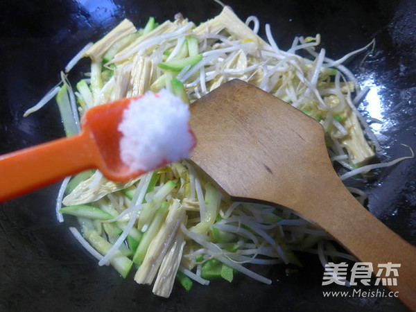 <a href=/shicai/mimian/FuZhu/index.html target=_blank><u>腐竹</u></a>绿<a href=/shicai/shucai/DouYa/index.html target=_blank><u>豆芽</u></a>炒<a href=/shicai/shucai/XiHuLu/index.html target=_blank><u>西葫芦</u></a>的做法