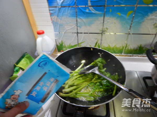 蒜泥<a href=/shicai/shucai/CaiXin/index.html target=_blank><u>菜心</u></a>的做法