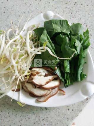 <a href=/shicai/shucai/XiangGu/index.html target=_blank><u>香菇</u></a><a href=/shicai/shucai/BoCai/index.html target=_blank><u>菠菜</u></a>牛汤面