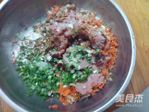 <a href=/shicai/shucai/XiangGu/index.html target=_blank><u>香菇</u></a><a href=/shicai/shucai/LuoBo/index.html target=_blank><u>萝卜</u></a>蒸饺的做法