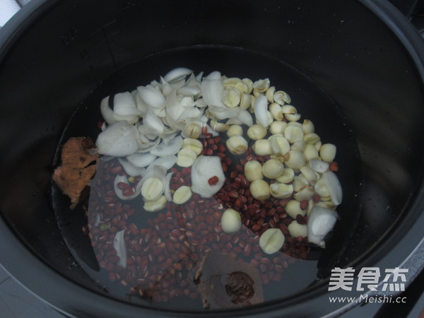 #苏泊尔#<a href=/shicai/mimian/HongDou/index.html target=_blank><u>红豆</u></a><a href=/shicai/shucai/BaiHe/index.html target=_blank><u>百合</u></a><a href=/shicai/guopin/LianZi/index.html target=_blank><u>莲子</u></a>糖水的做法